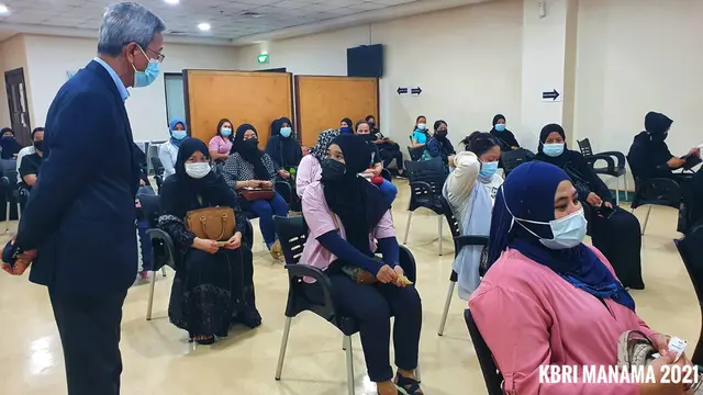 Para WNI menanti vaksinasi COVID-19 di Bahrain.