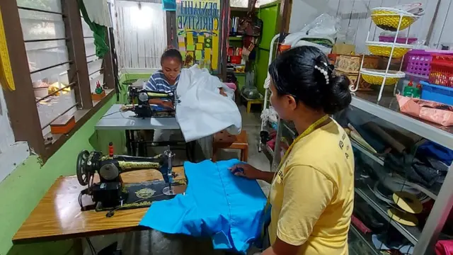 Peserta kursus menjahit di LPK Christine, sedang melakukan praktek menjahit.  (Liputan6.com/ Dionisius Wilibardus)
