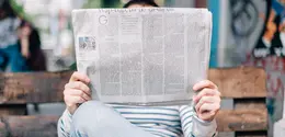Ilustrasi membaca koran, berita. (Photo by Roman Kraft on Unsplash)