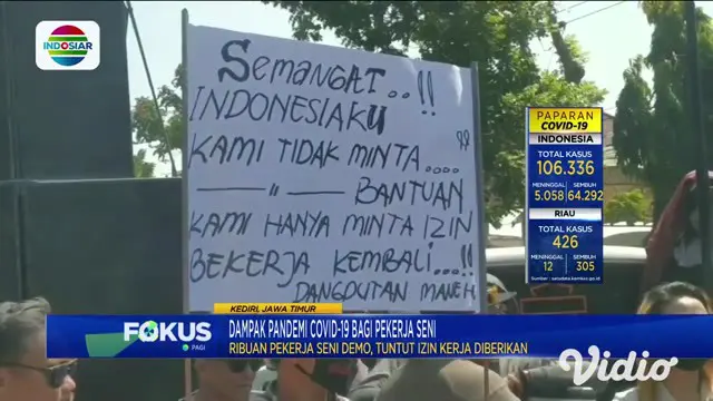 Sekitar 1200 pekerja seni yang terdiri dari pekerja rias pengantin, musisi dangdut, penyanyi, dan pengusaha sound system di Kabupaten Kediri, Kamis siang berunjuk rasa di depan Kantor Bupati.