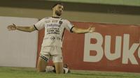 Striker Bali United, Ilija Spasojevic, saat pertandingan melawan Madura United pada laga Piala Presiden di Stadion Manahan, Solo, Sabtu, (3/2/2018). Bali United menang adu penalti 5-4 atas Madura United. (Bola.com/M Iqbal Ichsan)