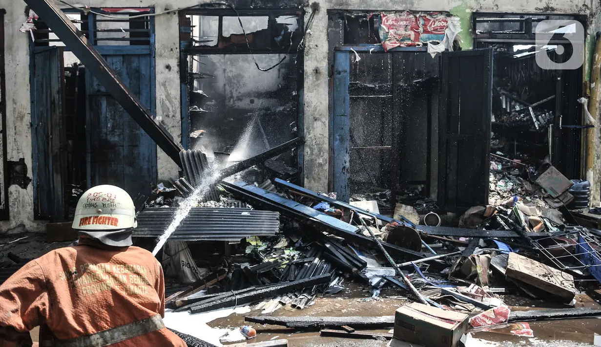 Petugas pemadam melakukan proses pendinginan di lokasi kebakaran Pasar Cempaka Putih, Jakarta, Kamis (24/9/2020). Kebakaran yang diduga akibat ledakan tabung gas dari lapak potong ayam tersebut menghanguskan 807 kios dengan kerugian ditaksir mencapai Rp 9 miliar. (merdeka.com/Iqbal S. Nugroho)