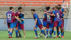 Para pemain Barcelona U-18 melakukan selebrasi usai melawan Altetico Madrid U-18 pada pertandingan International Youth Championship (IYC) 2021 di Jakarta International Stadium (JIS), Jakarta, Selasa (19/4/2022). Barcelona U-18 menang 1-0. (Liputan6.com/Faizal Fanani)