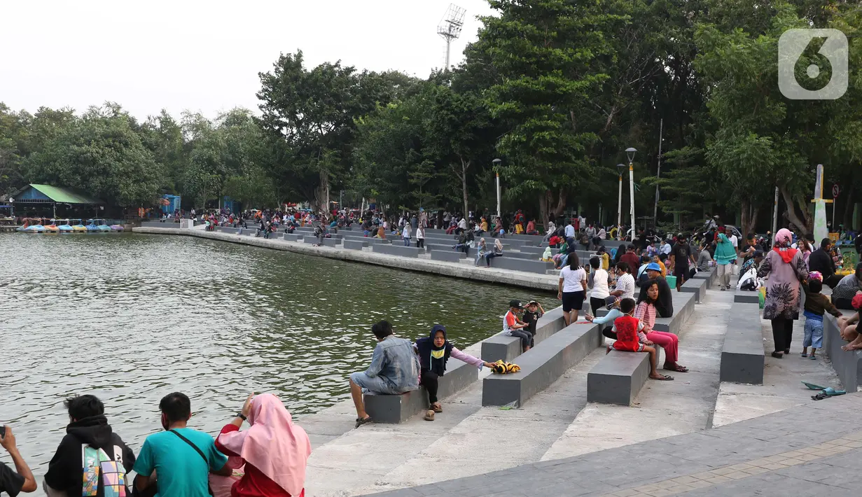 Warga duduk menikmati suasana Danau Sunter, Jakarta, Sabtu (27/6/2020). Beragam aktivitas dilakukan warga sambil menikmati waktu sore di area Danau Sunter, Jakarta. (Liputan6.com/Helmi Fithriansyah)