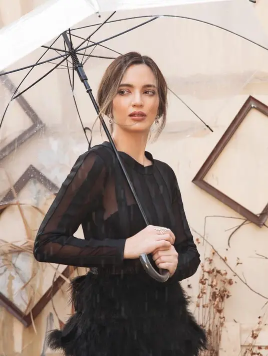 Ketika menjalani pemotretan, Nia Ramadhani kerap tampil anggun dengan dress atau gaun. Kali ini aktrtis sekaligus presenter tersebut mengenakan dress polos berwarna hitam. Posenya sambil memegang payung ini begitu menawan.  (Liputan6.com/IG/@ramadhaniabakrie)