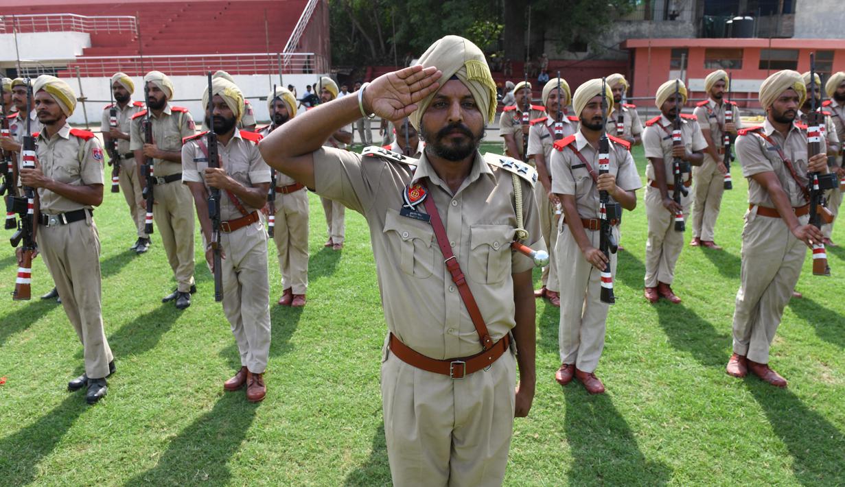 Personel Polisi Punjab mengambil bagian dalam latihan menjelang perayaan Hari Kemerdekaan India ke-75, di Stadion Guru Nanak di Amritsar (12/8/2021). India memperingati Kemerdekaannya pada tahun 1947 dari pemerintahan kolonial Inggris, pada 15 Agustus. (AFP/Narinder)