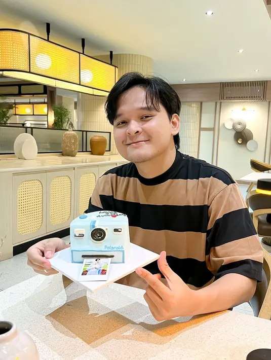 Lantaran anniversary pernikahan dan ulang tahunnya bersamaan, kue tersebut juga sekaligus menjadi kue ulang tahun Anandito Dwis. Dalam unggahan sebelumnya, Anisa Rahma menuliskan keterangan unggahan manis untuk sang suami. Sahabat Dinda Hauw ini tentunya berharap sang suami selalu dilimpahkan kebahagiaan, kesehatan dan rezeki yang berkah. (Liputan6.com/IG/@anisarahma_12)