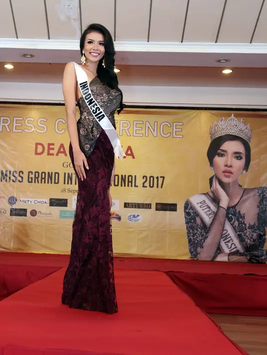 Sebelumnya, Dea Rizkita mengikuti ajang pemilihan Puteri Indonesia 2017 dan menjadi wakil dari daerah Jawa Tengah. Meskipun bukan sebagai pemenang, namun Dea tetap menjadi wakil Indonesia di Miss Grand International 2017. (Deki Prayoga/Bintang.com)