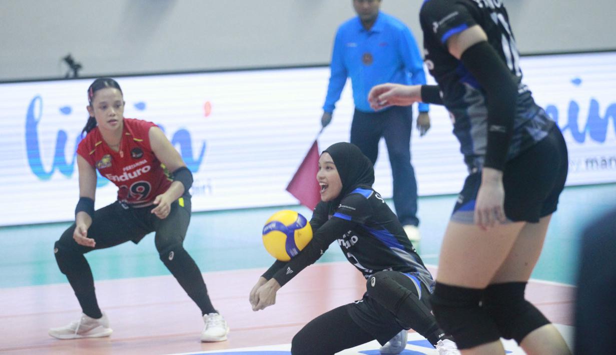 <p>Pemain Jakarta Pertamina Enduro, Dewi Intan Sari menerima bola serve saat menghadapi Jakarta Electric PLN pada laga putaran pertama Final Four PLN Mobile Proliga 2024 di GOR Bung Tomo, Surabaya, Sabtu (6/7/2024). Jakarta Pertamina Enduro kalah 1-3 (23-25, 25-11, 21-25 dan 21-25). (Dok. PBVSI)</p>