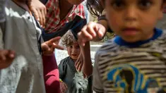 Anak-anak Irak berpose di sebuah kamp di Hammam al-Alil, Irak, Rabu (3/5). Pengungsi di kamp ini adalah warga Irak yang menyelamatkan diri dari ISIS di Mosul Barat. (AFP PHOTO / FADEL SENNA)