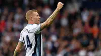 Gelandang West Bromwich Albion, James McClean, merayakan gol yang dicetaknya ke gawang West Ham pada laga Premier League di Stadion The Hawthorns, Inggris, Sabtu (17/9/2016). (AFP/Ben Stansall)