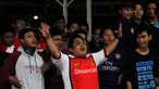 Sejumlah supporter klub Arsenal bersorak saat mengikuti acara Nonton Bola Seru Arsenal vs Chelsea di Andik Futsal, Depok, Jawa Barat, Minggu (26/4/2015). Kedua tim bermain imbang 0-0. (Liputan6.com/Helmi Fithriansyah)