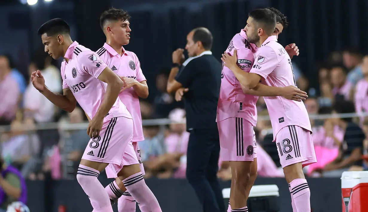 Pemain baru Inter Miami, Jordi Alba (kanan) saat menggantikan Noah Allen pada 32 besar piala liga 2023 melawan Orlando City di DRV PNK Stadium, Florida, Amerika Serikat, Rabu (02/08/2023) waktu setempat. (AFP/Getty Images/Hector Vivas)