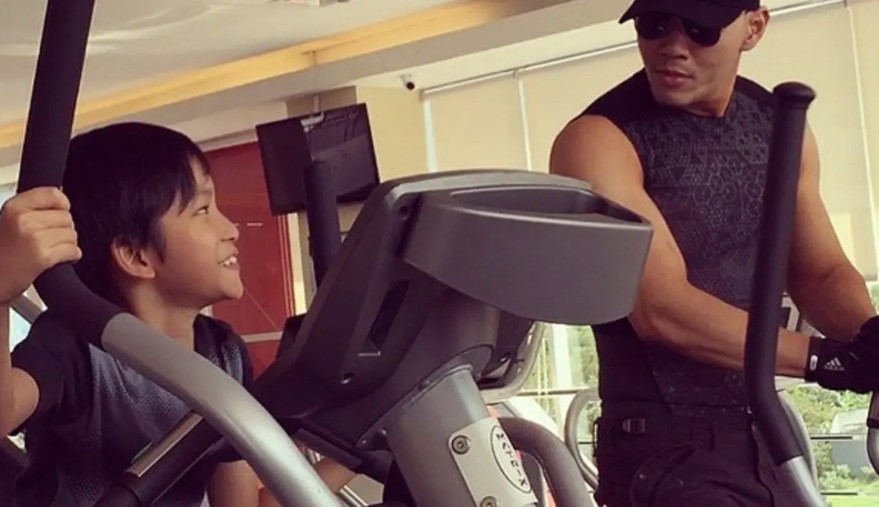 Deddy dan Azka ke pusat kebugaran bersama. (Instagram @corbuzier)
