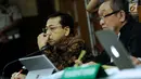 Terdakwa dugaan korupsi proyek e-KTP Setya Novanto (kanan) bersama kuasa hukumnya saat mengikuti sidang lanjutan di Pengadilan Tipikor, Jakarta, Kamis (11/1). Sidang mendengar keterangan empat orang saksi. (Liputan6.com/Helmi Fithriansyah)