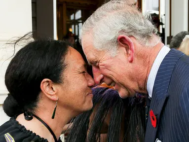 Pangeran Charles disambut dengan Hongi (ucapan tradisional Selandia Baru) saat upacara penyambutan di Government House in Wellington, Selandia Baru, (4/11/2015).  Pangeran Charles dan istri memulai kunjungannya di Selandia baru. (REUTERS/Hagen Hopkins)
