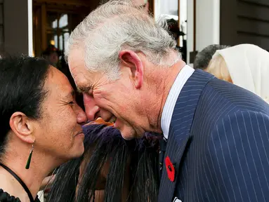 Pangeran Charles disambut dengan Hongi (ucapan tradisional Selandia Baru) saat upacara penyambutan di Government House in Wellington, Selandia Baru, (4/11/2015).  Pangeran Charles dan istri memulai kunjungannya di Selandia baru. (REUTERS/Hagen Hopkins)