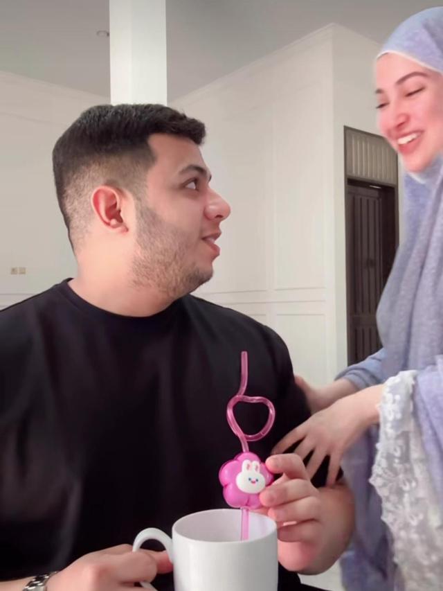 Momen Kocak Miskah Ngerjain Yislam Perkara Sedotan. (instagram/yislamaljaidi)