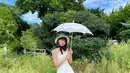 Balutan white dress yang dilengkapi dengan sepasang ankle boots ini cocok jika kamu ingin ngopi di taman dengan konsep mini picnic. Agar kulit tetap terlindungi dari paparan sinar UV secara langsung, tak lupa aksesoris topi beserta payung cantik. [@_chaechae_1]