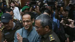 Dalam kasus ini, perbuatan Nadiem Anwar Makarim diduga menyebabkan kerugian keuangan negara senilai Rp 2,1 triliun. Tampak dalam foto, mantan Menteri Pendidikan, Kebudayaan, Riset, dan Teknologi (Mendikbudristek) Nadiem Anwar Makarim saat tiba untuk menghadiri sidang perdana kasus dugaan tindak pidana korupsi (Tipikor) terkait program digitalisasi pendidikan berupa pengadaan laptop Chromebook dan Chrome Device Management (CDM) di lingkungan Kemendikbudristek tahun 2019–2022 di Pengadilan Tipikor, Jakarta, Senin (5/1/2026). (merdeka.com/Arie Basuki)