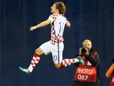 Pemain Kroasia, Luka Modric merayakan gol ke gawang Yunani pada leg pertama playoff Piala Dunia 2018 di Stadion Maksimir, Zagreb, Jumat (10/11). Kroasia memperbesar peluangnya untuk lolos ke putaran final usai menang 4-1. (AP/Darko Bandic)