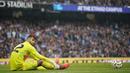 Kiper Arsenal, David Raya, tampak lesu setelah gawangnya dibobol pemain Manchester City, John Stones, pada laga Liga Inggris di Stadion Etihad, Minggu (22/09/2024). (AP Photo/Dave Thompson)
