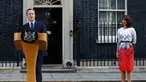 PM Inggris David Cameron didampingi istrinya, Samantha memberi pernyataan di 10 Downing Street, London, Jumat (24/6). David Cameron menyatakan mengundurkan diri usai referendum Brexit yang memastikan Inggris keluar dari Uni Eropa. (REUTERS/Stefan Wermuth)