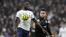 Pemain Tottenham Hotspur, Davinson Sanchez, berebut bola dengan pemain Brighton & Hove Albion, Aaron Connolly, pada laga Premier League 2019 di Stadion Tottenham Hotspur, Kamis (26/12). Tottenham menang 2-1 atas Brighton & Hove Albion. (AP/Petros Karadjias)