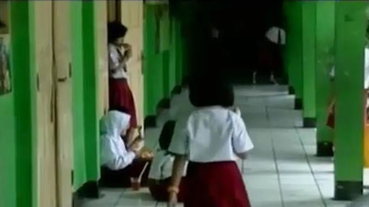 Ribuan Guru Honorer Demo di Depan Gedung DPR, Siswa SD Terlantar