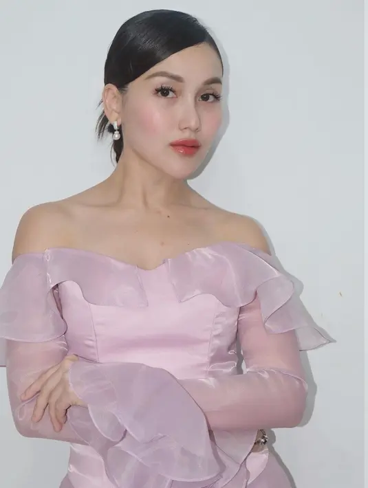 Ayu Ting-Ting dipulas dengan Korean Makeup look bernuansa peach yang fresh dan updo berponi samping [@ayutingting92]