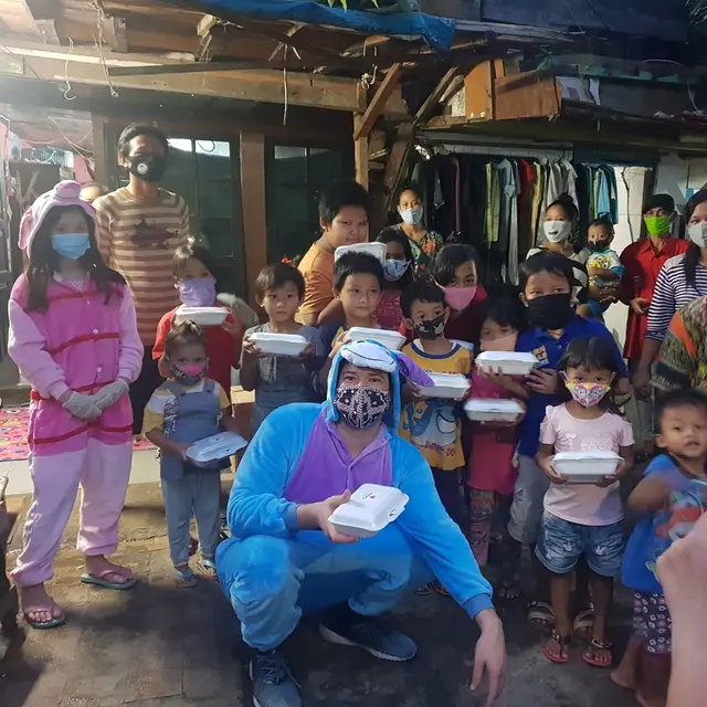 6 Potret Zack Lee dan Anaknya Bagi Makanan Gratis Pakai Kostum Lucu, Curi Perhatian