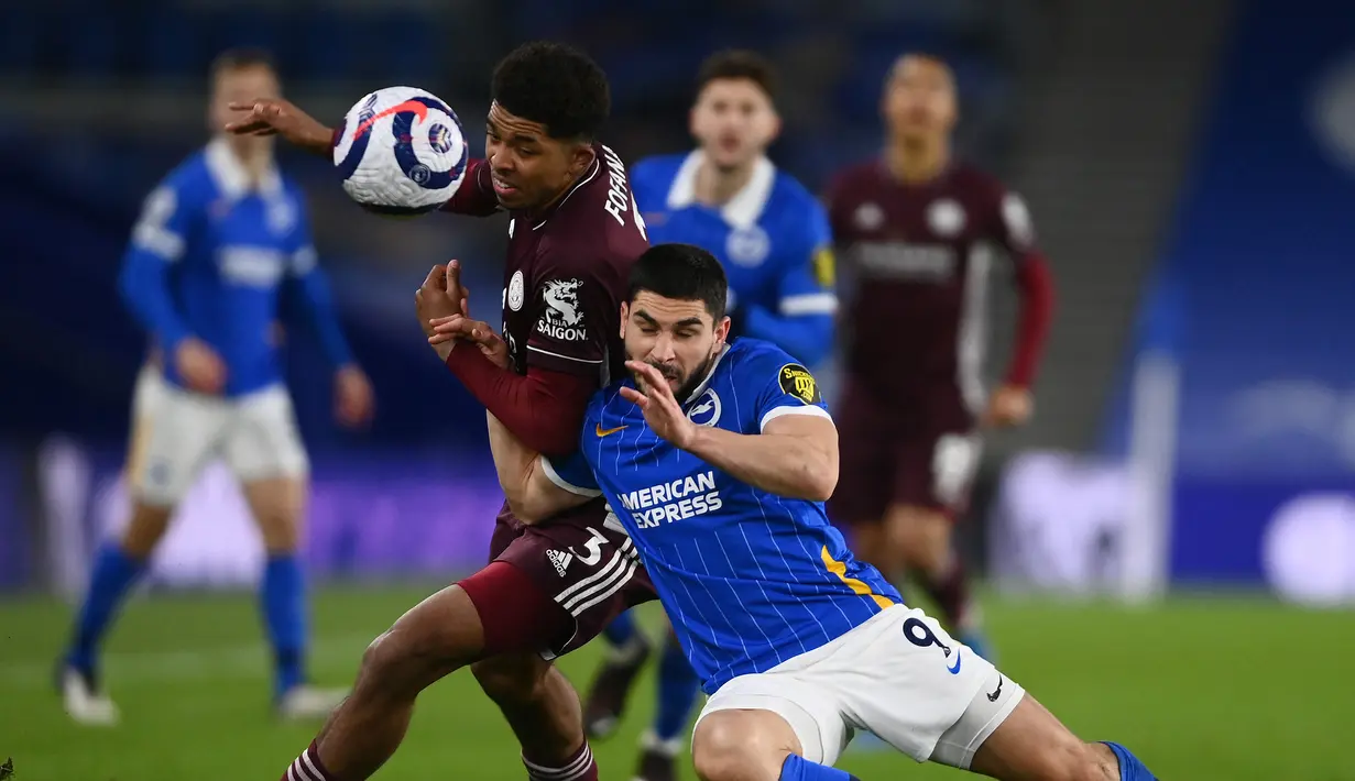 Bek Leicester City, Wesley Fofana (kiri) berebut bola dengan striker Brighton and Hove Albion, Neil Maupay dalam laga lanjutan Liga Inggris 2020/21, Minggu (7/3/2021) di American Express Community Stadium. Leicester City menang 2-1 atas Brighton. (AFP/Mike Hewitt/Pool)