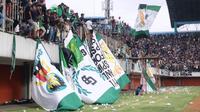 Suporter PSS Sleman beraksi di Stadion Maguwoharjo, Sleman. (Bola.com/Vincentius Atmaja)