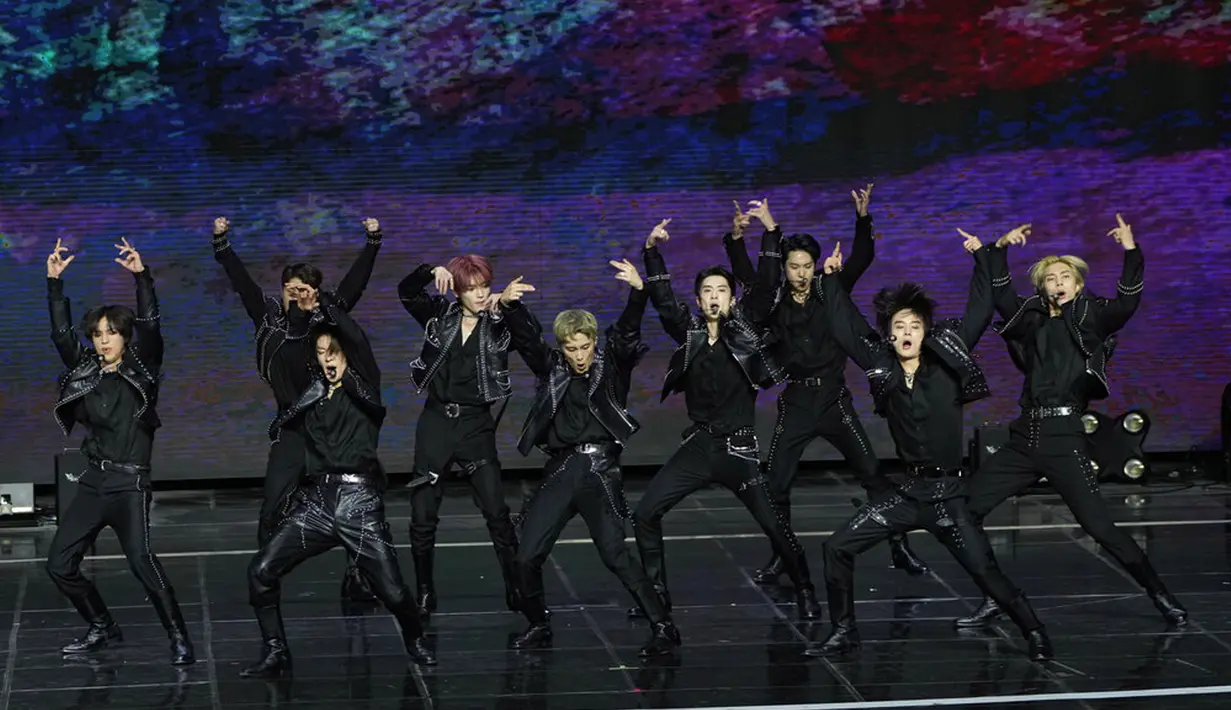 Personel NCT 127 tampil pada Gaon Chart Music Awards di Seoul, Korea Selatan, 27 Januari 2022. Gaon Chart Music Awards merupakann ajang penghargaan untuk insan musik. (AP Photo/Ahn Young-joon)