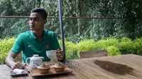 Gelandang Timnas Indonesia U-22, Miftahul Hamdi, mengisi waktu luang dengan menikmati secangkir teh di Hotel Sthala, Bali, Sabtu (8/7/2017). Pemain Bali United ini sedang mengikuti pemusatan latihan jelang SEA Games. (Bola.com/Vitalis Yogi Trisna)