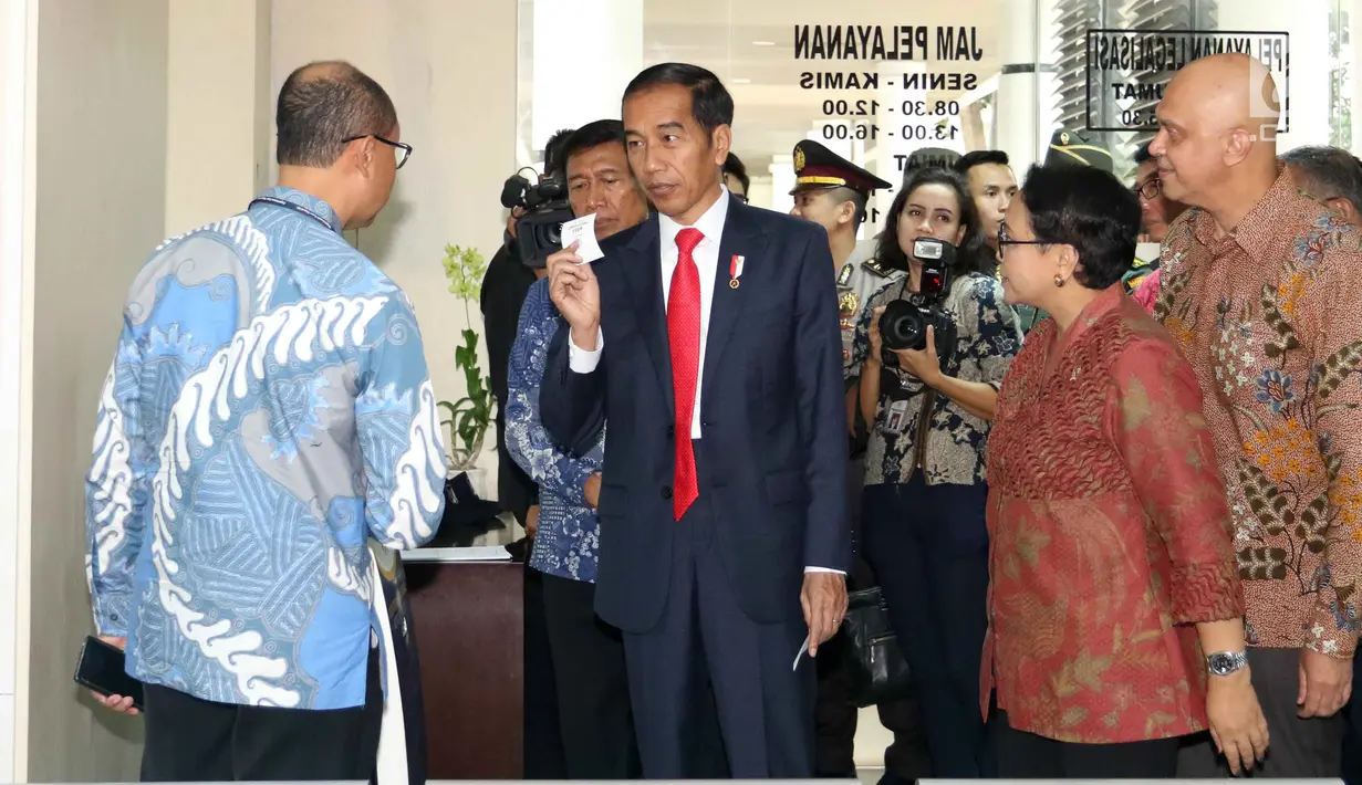Suasana saat Presiden Jokowi meninjau Ruang Pelayanan Terpadu di Kementerian Luar Negeri, Jakarta, Senin (12/2). Ruang Pelayanan Terpadu melayani pembuatan paspor, legalisasi dokumen, perizinan tinggal orang asing dan lainnya. (Liputan6.com/Angga Yuniar)