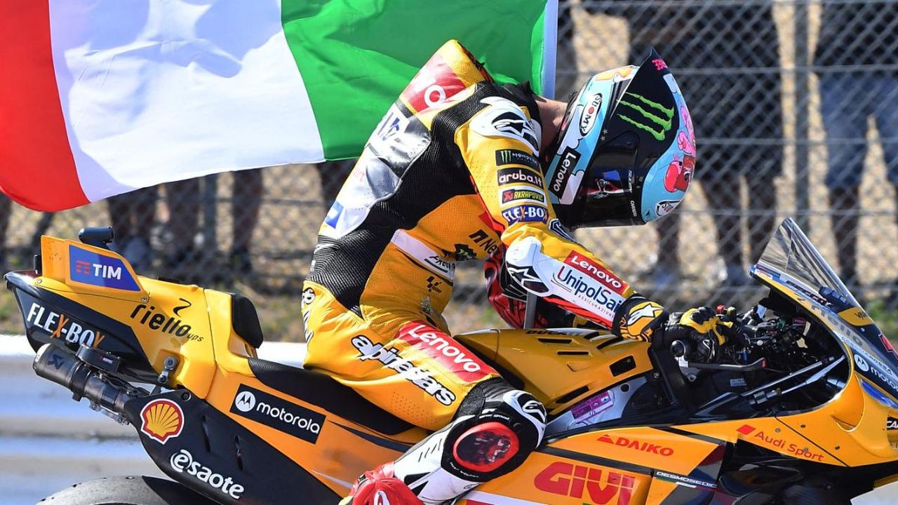 Sementara Pecco Bagnaia dan Dani Pedrosa sempat bersaing cukup sengit untuk memperebutkan posisi ketiga.<br><br>Pada lap kedua terakhir jarak antara Bagnaia di posisi ketiga dengan Pedrosa di urutan empat sempat cukup dekat sekitar 0,5 detik.<br>