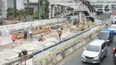 Pekerja meyelesaikan proyek pembangunan underpass Senen Extension di kawasan Senen, Jakarta, Kamis (13/2/2020). Proyek yang menelan anggaran mencapai Rp 121,1 miliar dan ditargetkan selesai pada Desember 2020 itu diharapkan dapat mengurai kemacetan. (Liputan6.com/Immanuel Antonius)