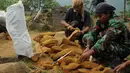 Dua petugas yang tergabung dalam Tim Nasional Penelitian Situs Gunung Padang membersihkan batuan hasil ekskavasi, Cianjur, Jawa Barat, (20/9/2014). (Liputan6.com/Helmi Fithriansyah)
