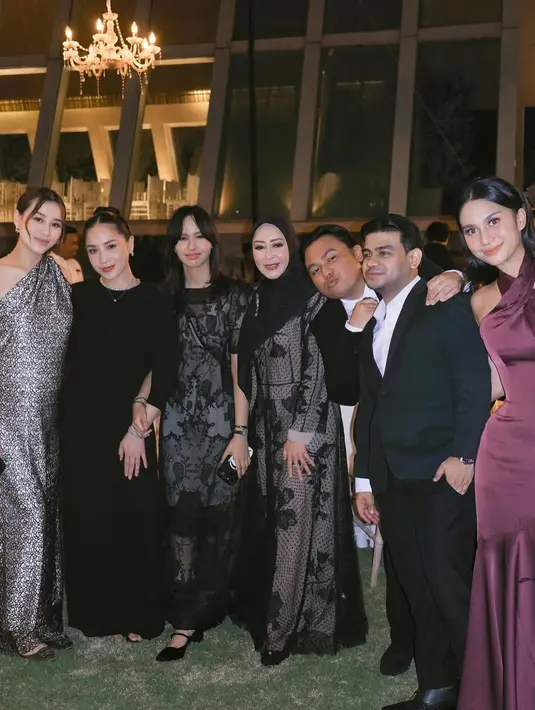 Aaliyah Massaid nampak kenakan one shoulder satin dress dengan motif monogram mawar yang effortless [@aaliyah.massaid]