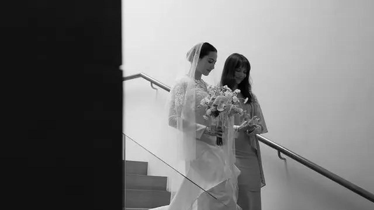 6 Potret Pernikahan Pevita Pearce, Busana Pengantin Putih yang Memancarkan Pesona Melayu