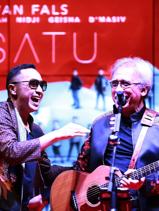 Rupanya sosok Iwan Fals menjadi inspirasi bagi grup band Nidji dalam bermusik. Di album Satu ini, Nidji berkolaborasi dengan Iwan Fals dengan membawakan dua buah lagu, yakni ‘Pesawat Tempur’ dan ‘Hidup Yang Hebat’. (Deki Prayoga/Bintang.com)