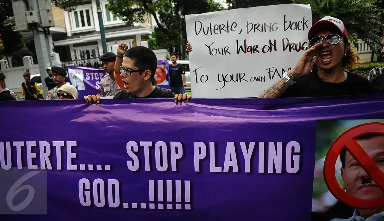 Massa dari Persaudaraan Korban Napza Indonesia membentangkan spanduk di depan Kedubes Filipina, Jakarta, Selasa (11/10). Mereka mengecam sikap Presiden Filipina, Duterte yang main hakim sendiri terhadap pengguna narkoba. (Liputan6.com/Faizal Fanani)