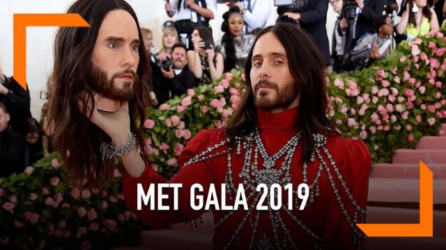 Jared Leto kembali membuat orang terkesan dengan penampilan uniknya di Met Gala 2019. Ia membawa replika kepalanya sendiri saat tiba di karpet merah Met Gala 2019.