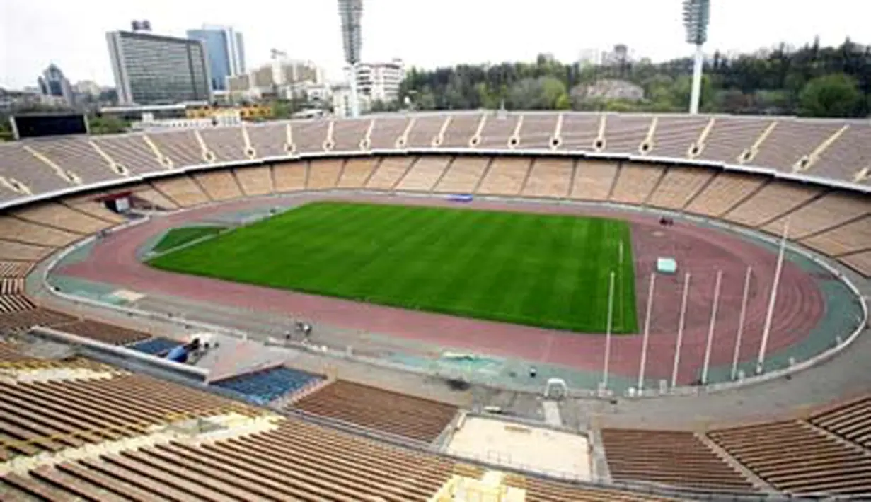 A general view of the Olimpiyskiy (Olympic) stadium in Kiev, taken 19 April 2007. AFP PHOTO / GENIA SAVILOV