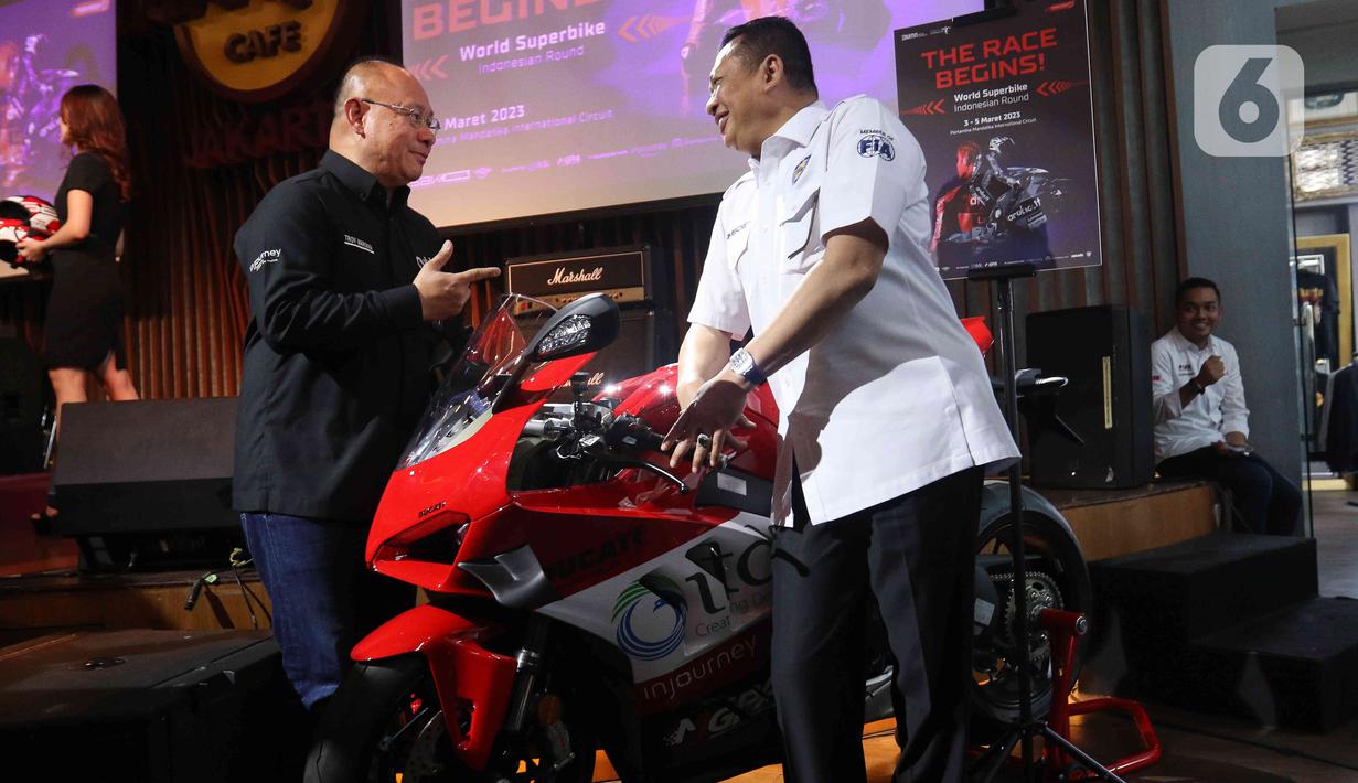 Ketua Umum pengurus pusat ikatan motor indonesia Bambang Soesatyo berbincang dengan  Direktur Operasi Indonesia Tourism Development Corporation (ITDC) Troy Reza Warokka (kiri)  saat acara peluncuran World Superbike (WSBK) Indonesian Round 2023 di Jakarta, Kamis (12/01/2023). Ajang balap motor bergengsi dunia World Superbike (WSBK) musim 2023 bakal kembali menghelat salah satu serinya di Sirkuit Mandalika, Lombok, NTB pada 3-5 Maret mendatang. (Liputan6.com/Herman Zakharia