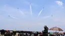 Sejumlah pesawat jet tempur TNI AU melakukan "flying pass" ketika Peringatan HUT ke-72 TNI di Dermaga Indah Kiat, Merak, Cilegon, Banten, Kamis (5/10). HUT TNI kali ini mengambil tema "Bersama Rakyat TNI Kuat,". (Liputan6.com/Angga Yuniar)