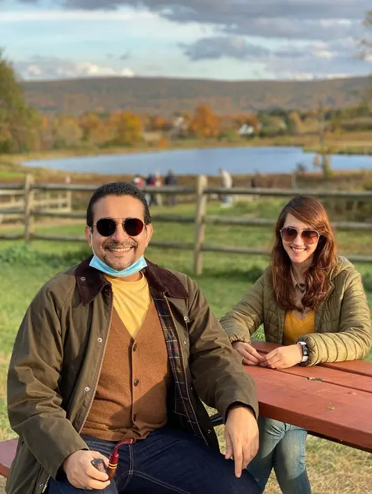 Mengenakan outfit dengan nuansa senada dengan sang suami, Tsamara terlihat mengenakan kemeja berwarna cokelat yang ditumpuknya dengan sweater kuning, dan dipadu lagi dengan puffer jacket berwarna hijau army. Ia juga terlihat mengenakan celana jeans dan sunglasses. Foto: Instagram.