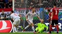 Striker Hungaria, Adam Szalai, usai mencetak gol ke gawang Austria, pada pertandingan Grup F Piala Eropa, di Stade de Bordeaux, Selasa atau Rabu (15/6/2016) dini hari WIB. (AFP/Tobias Schwarz).