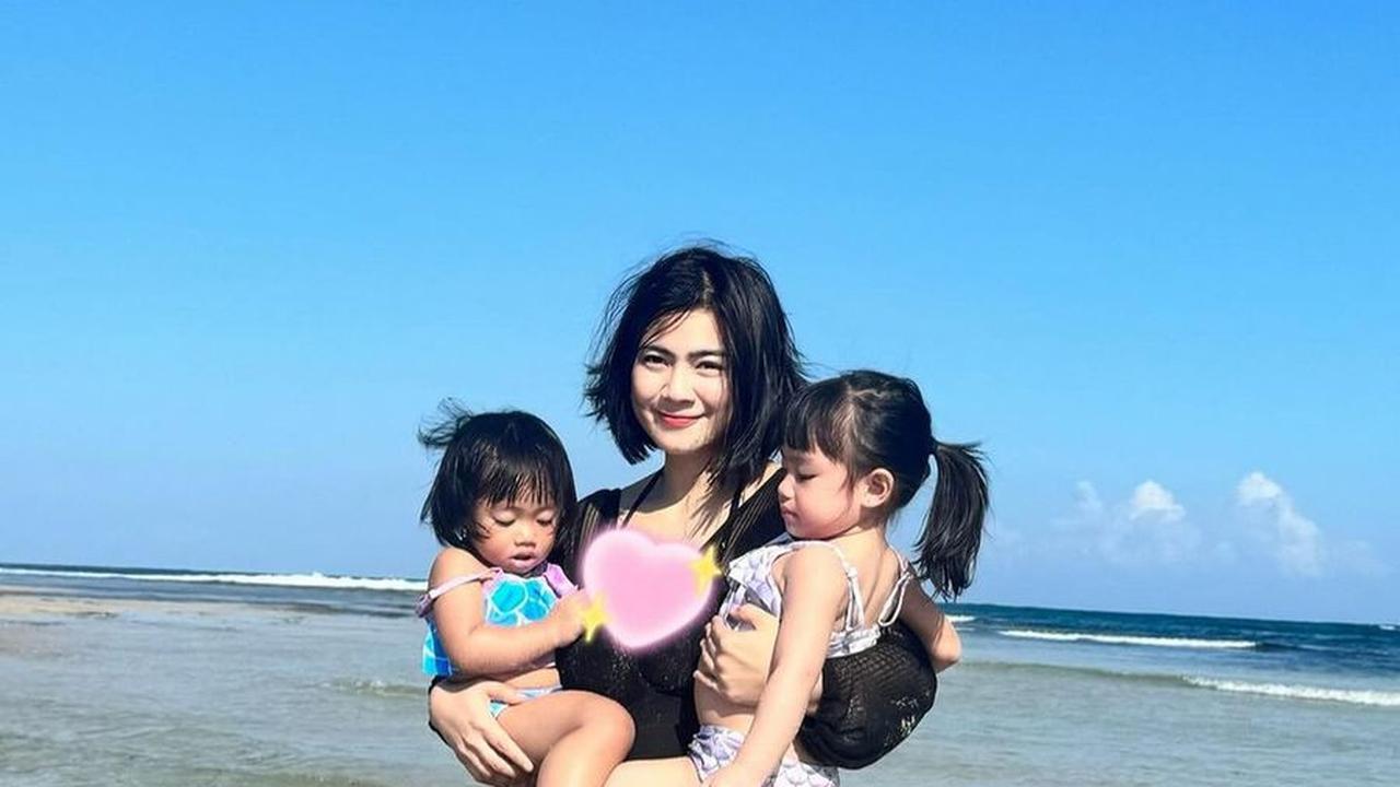 Ketika menghabiskan waktu bersama Bible dan Zefanya, Felicya Angelista malah tampak seperti kakak beradik dengan buah hatinya.<br>